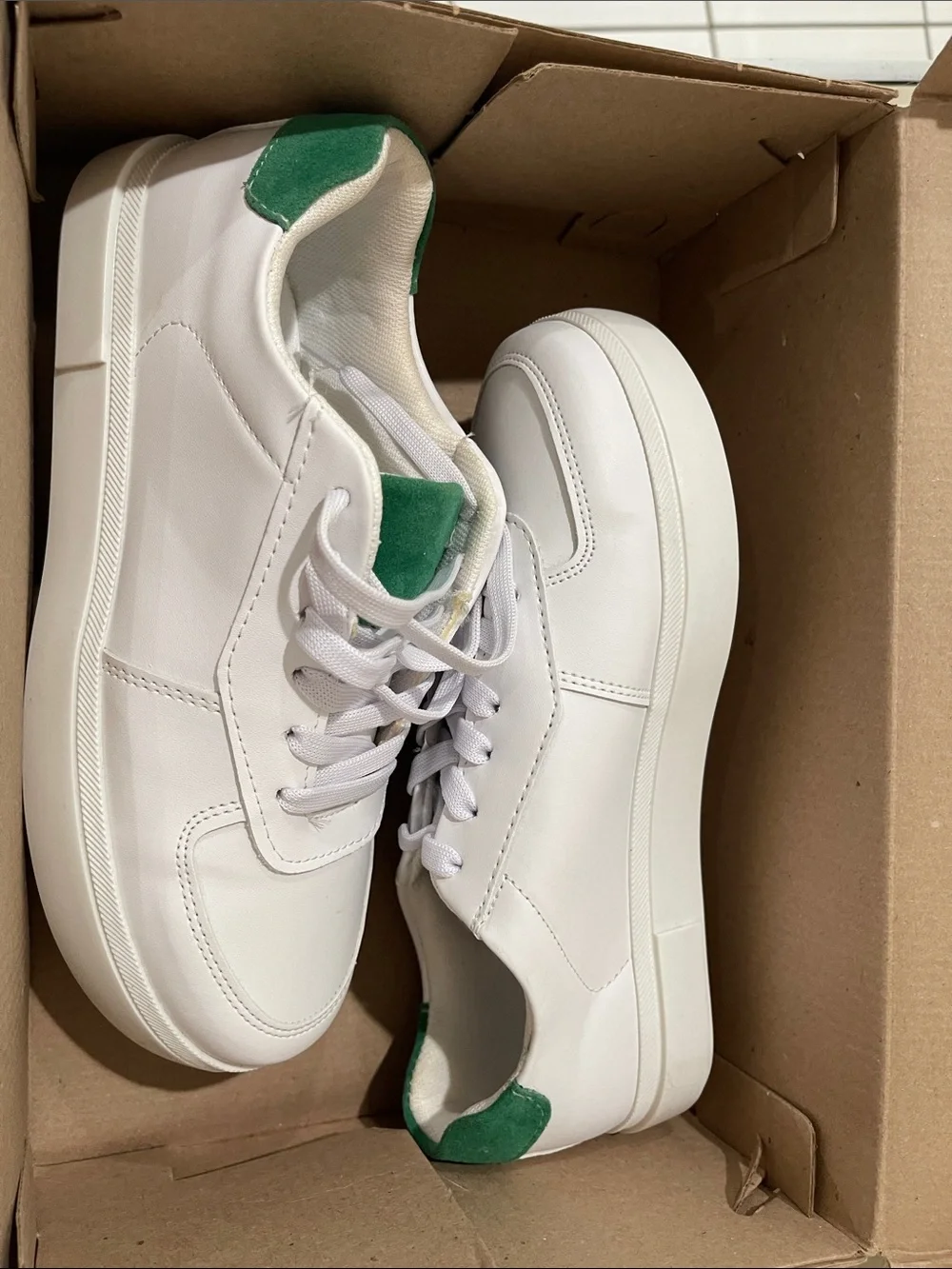 ANDREA White Sneakers with Green Heel and Tongue